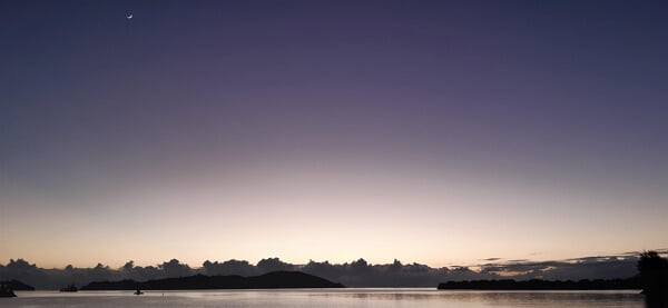 92. Sunrise Roche Caiman with fingernail moon 2021.11.02